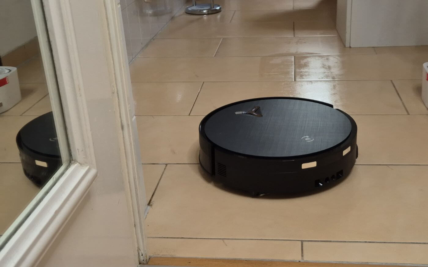 Der Deebot X12 wischt im Extremtest den Boden.